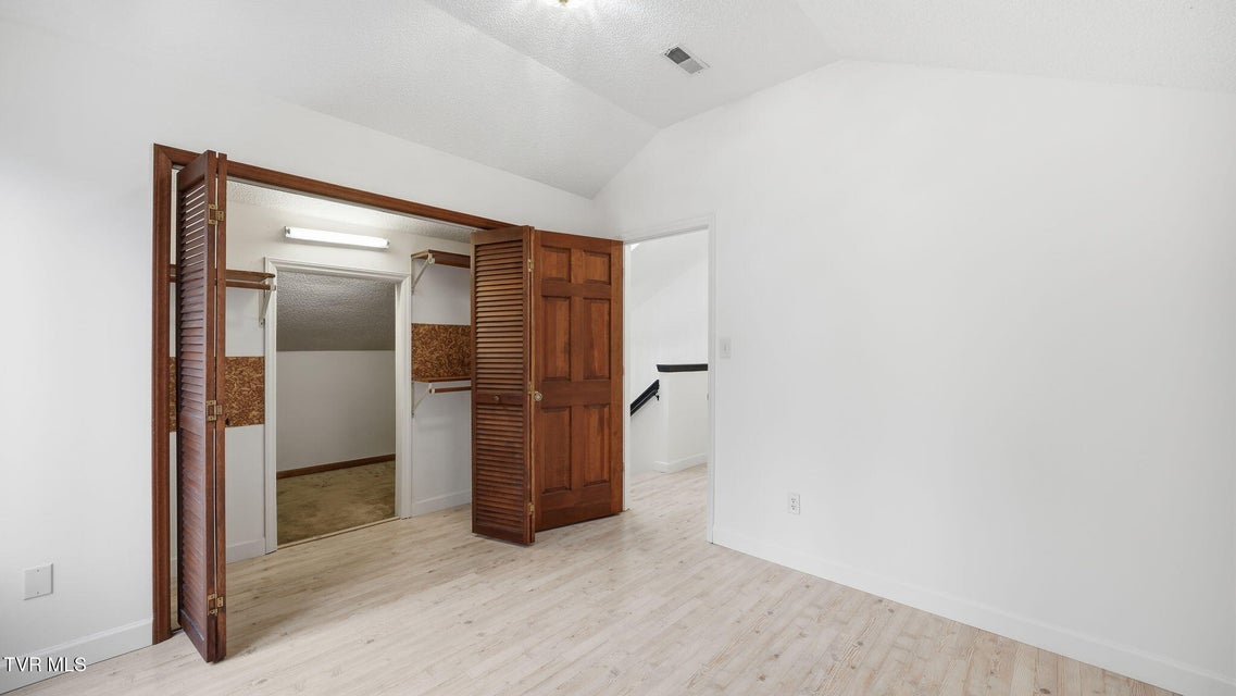 Photo #37: 8 Red Fern Circle