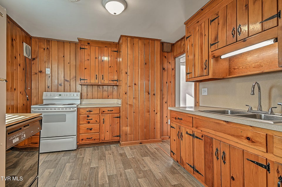 Photo #11: 1405 Newton Street