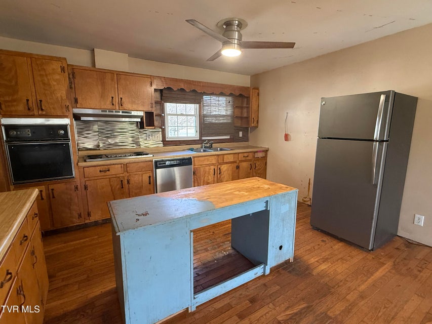 Photo #9: 412 Main Street