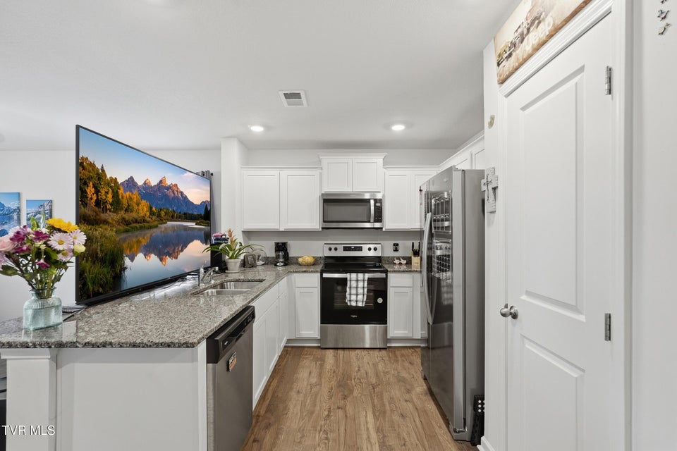 Photo #10: 705 Theobald Way