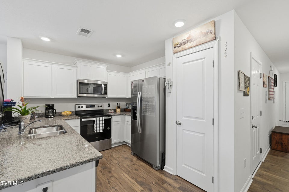 Photo #11: 705 Theobald Way