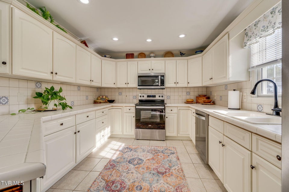 Photo #14: 20850b Meadowbrook Drive