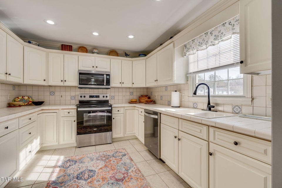 Photo #15: 20850b Meadowbrook Drive