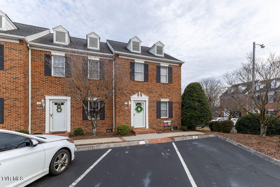 Photo #2: 400 Sunset Dr 