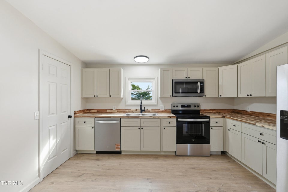 Photo #10: 449 Bayhill Drive