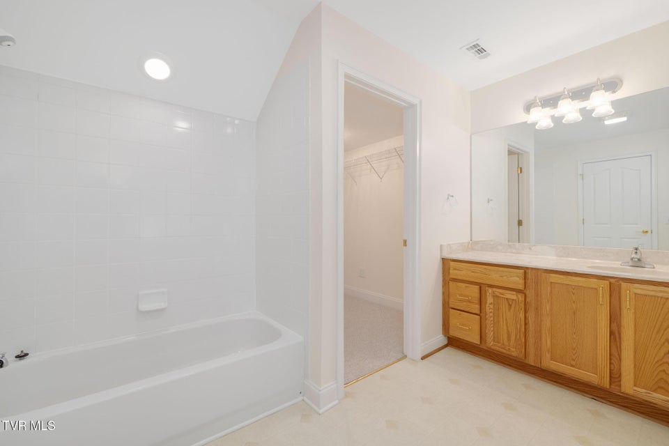 Photo #28: 184 Avonlea Place