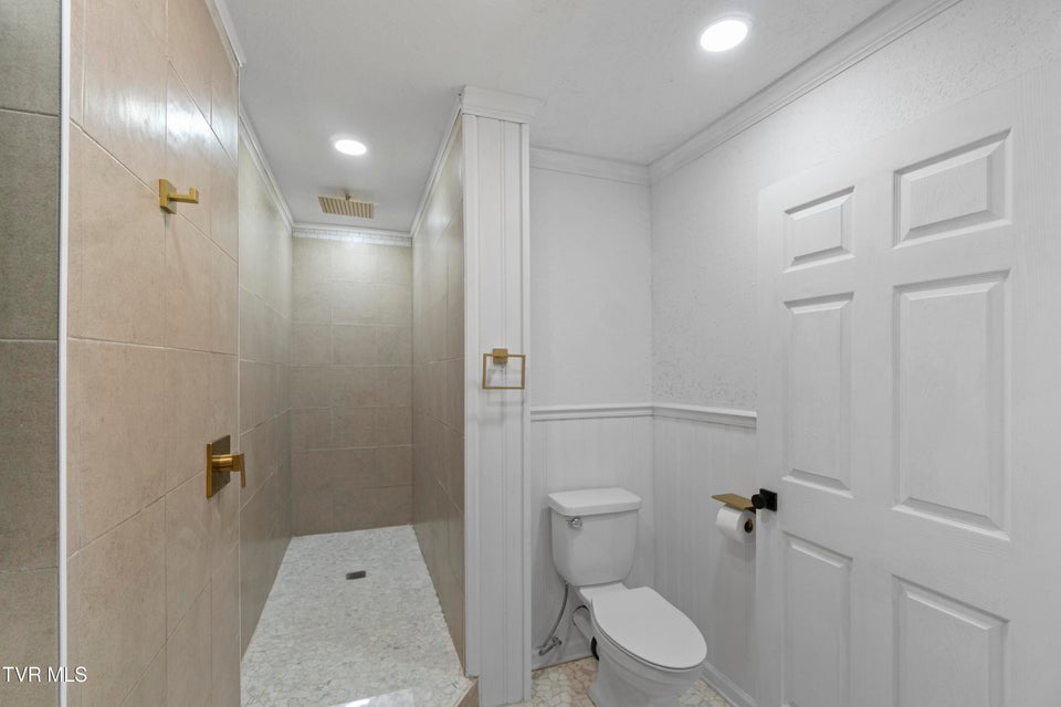 Photo #25: 152 Hemlock Street