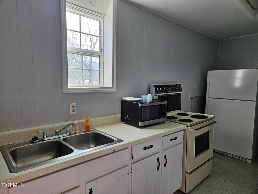 Photo #11: 106 Chrysler Drive