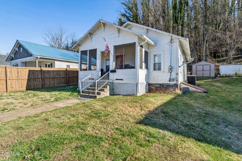 Photo #4: 220 New Avenue