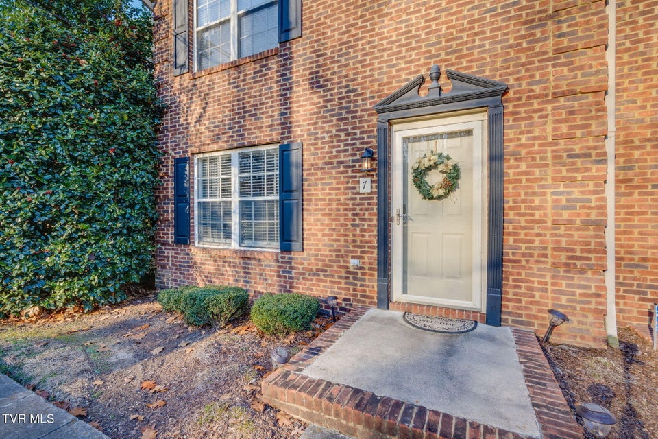 Photo #3: 1809 Lakeview Drive