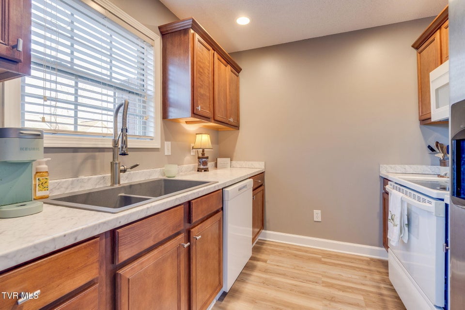 Photo #9: 1809 Lakeview Drive