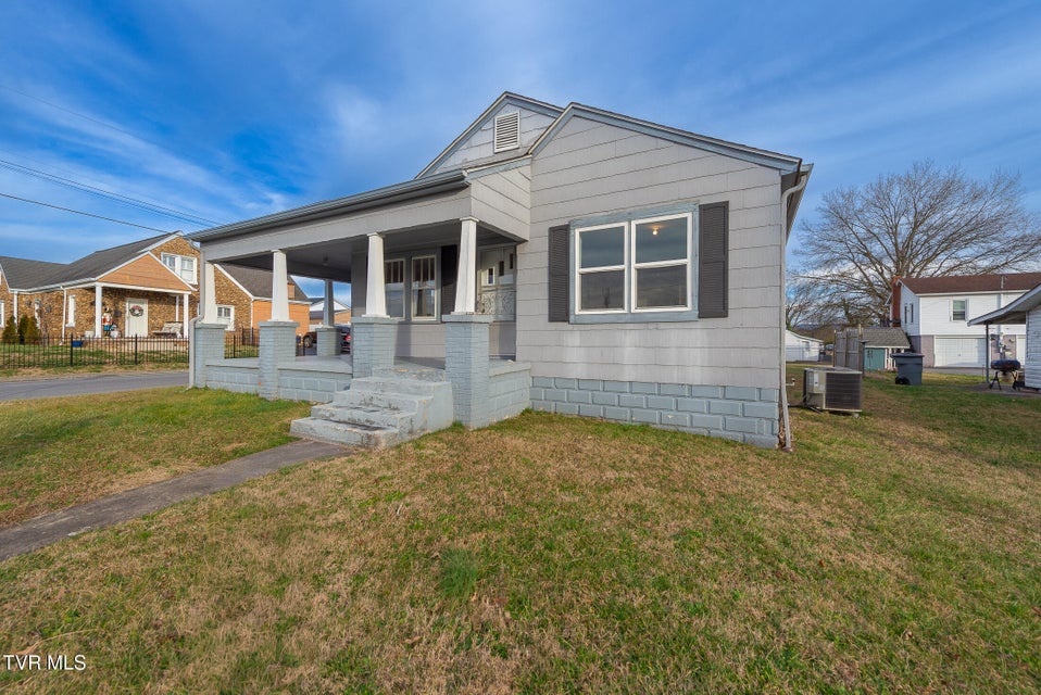 Photo #2: 1601 Edgemont Avenue