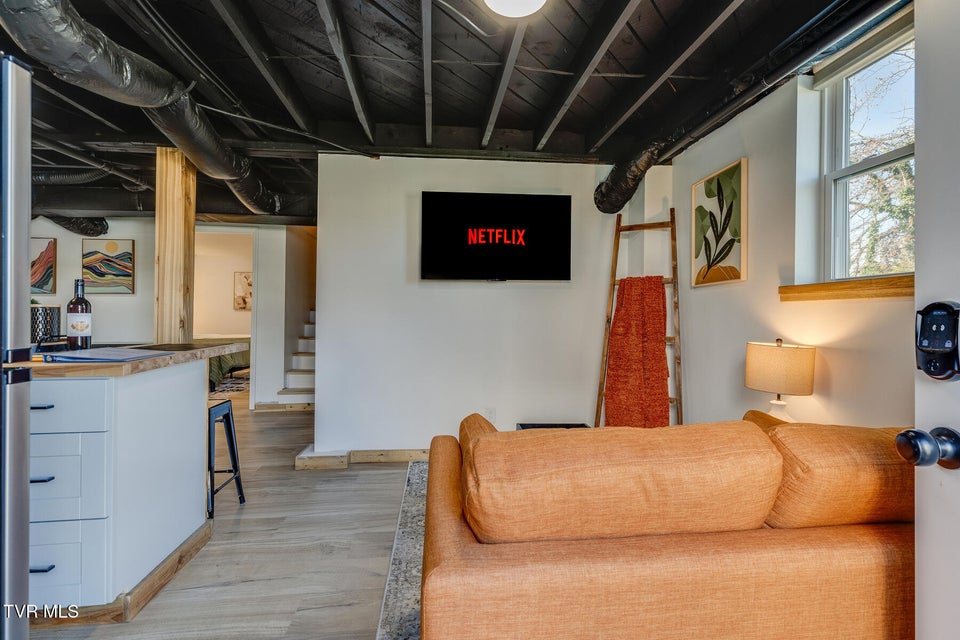 Photo #25: 2549 Bay Street