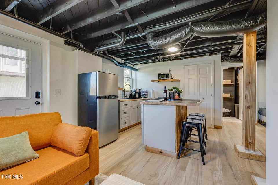 Photo #27: 2549 Bay Street