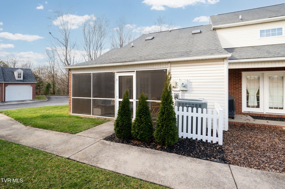 Photo #31: 2030 Manor Court