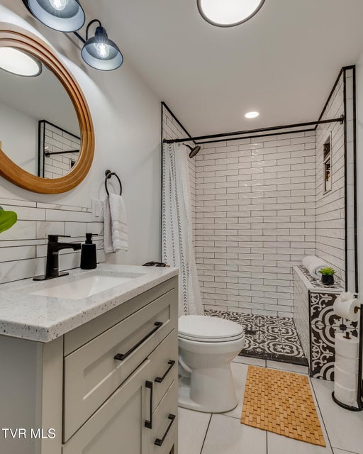 Photo #33: 2549 Bay Street