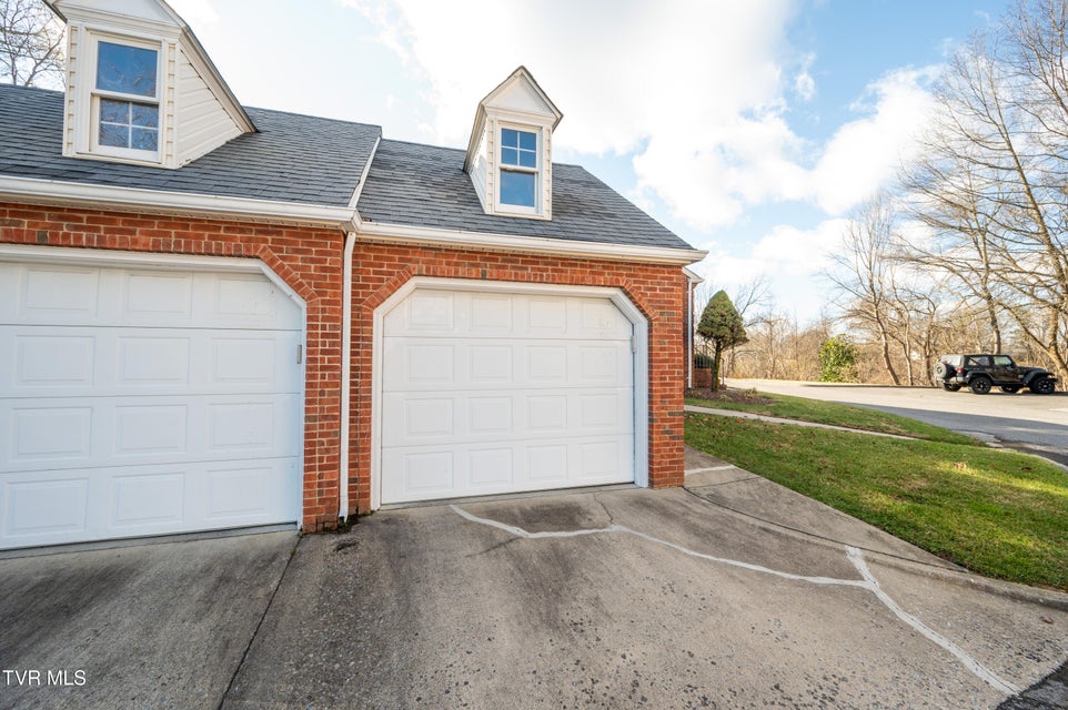 Photo #33: 2030 Manor Court