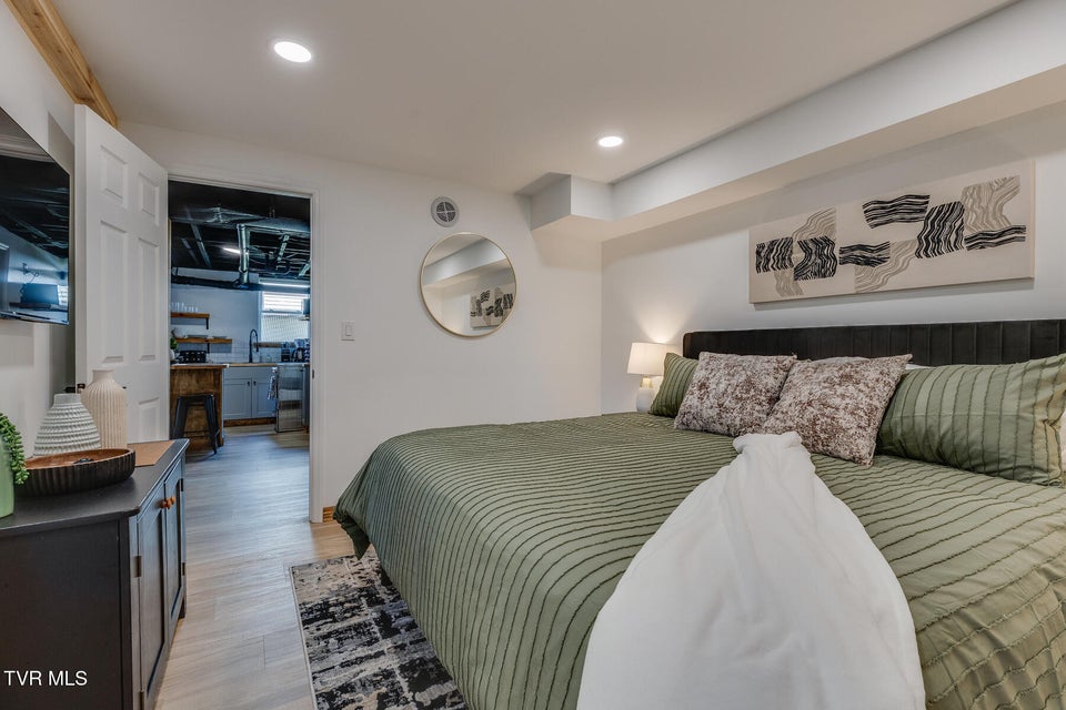 Photo #35: 2549 Bay Street