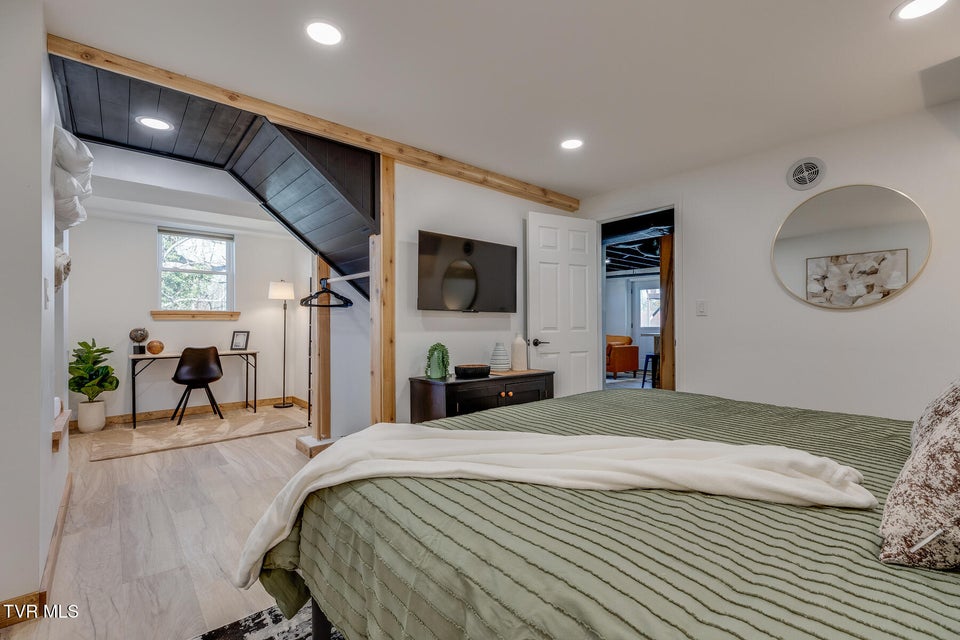 Photo #36: 2549 Bay Street