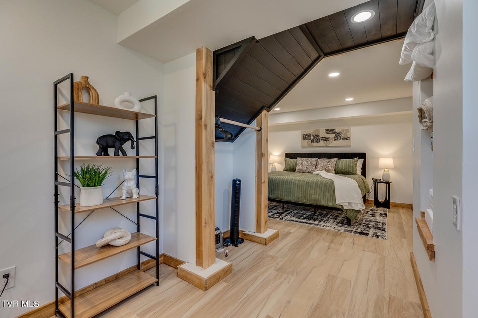 Photo #39: 2549 Bay Street