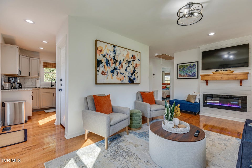 Photo #9: 2549 Bay Street