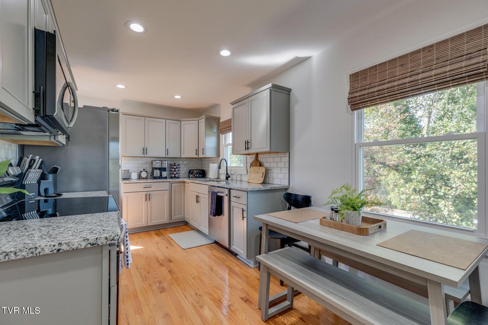 Photo #12: 2549 Bay Street