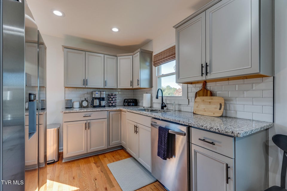 Photo #13: 2549 Bay Street