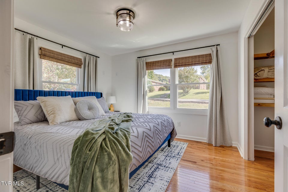 Photo #25: 2549 Bay Street