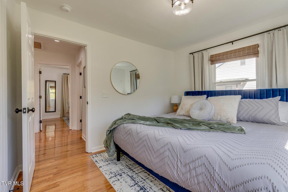 Photo #26: 2549 Bay Street