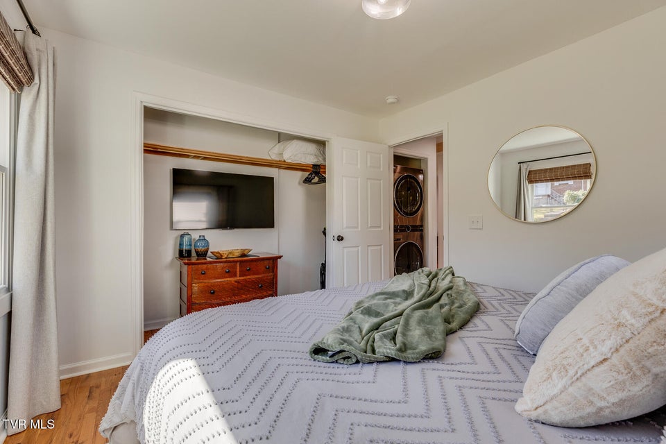 Photo #27: 2549 Bay Street