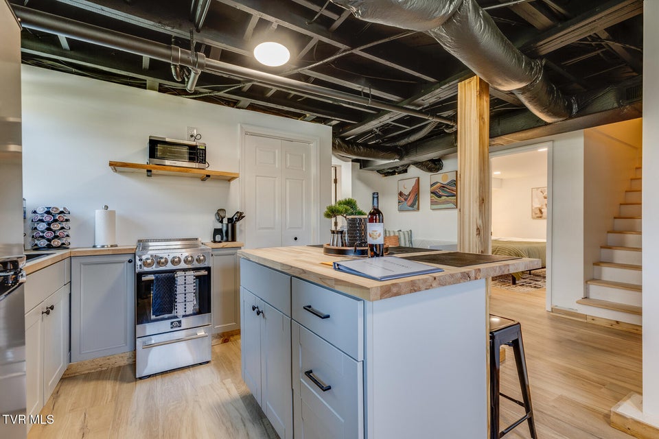 Photo #32: 2549 Bay Street