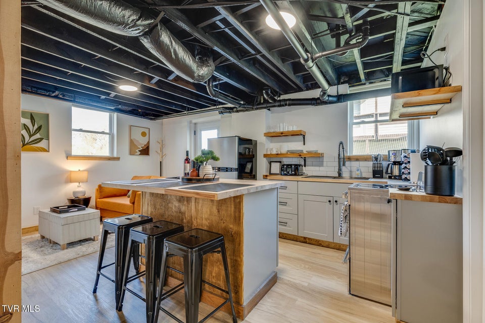 Photo #33: 2549 Bay Street