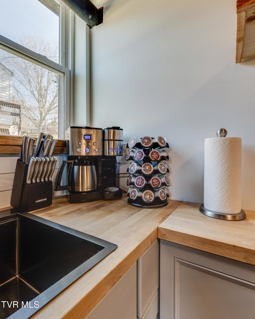 Photo #35: 2549 Bay Street