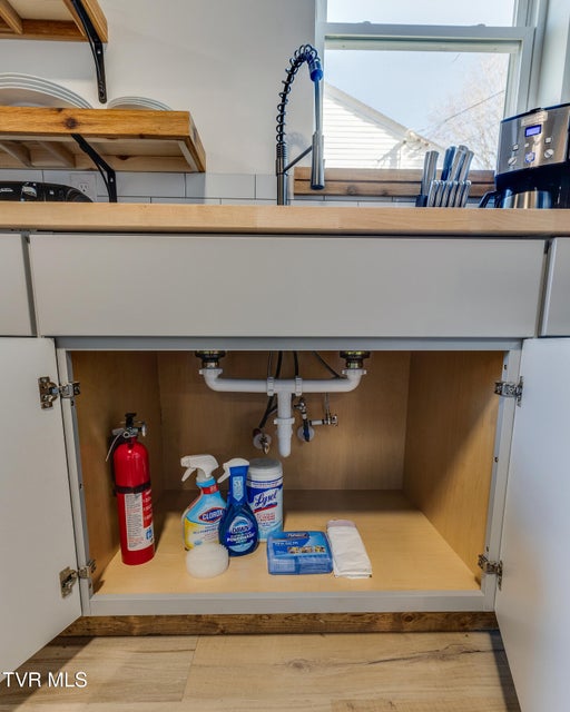 Photo #37: 2549 Bay Street