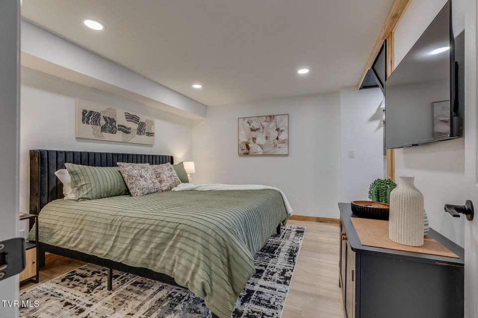 Photo #46: 2549 Bay Street