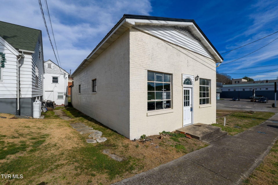 Photo #5: 16557 Broad Street