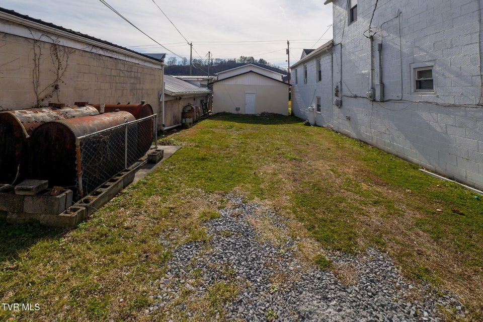 Photo #7: 16557 Broad Street