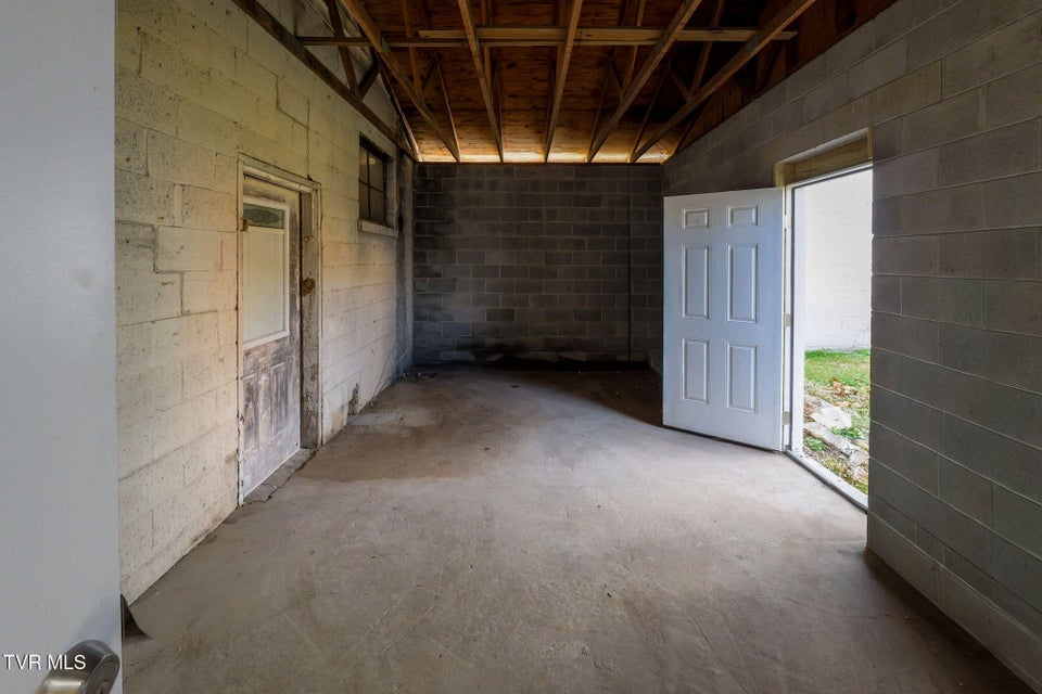 Photo #8: 16557 Broad Street