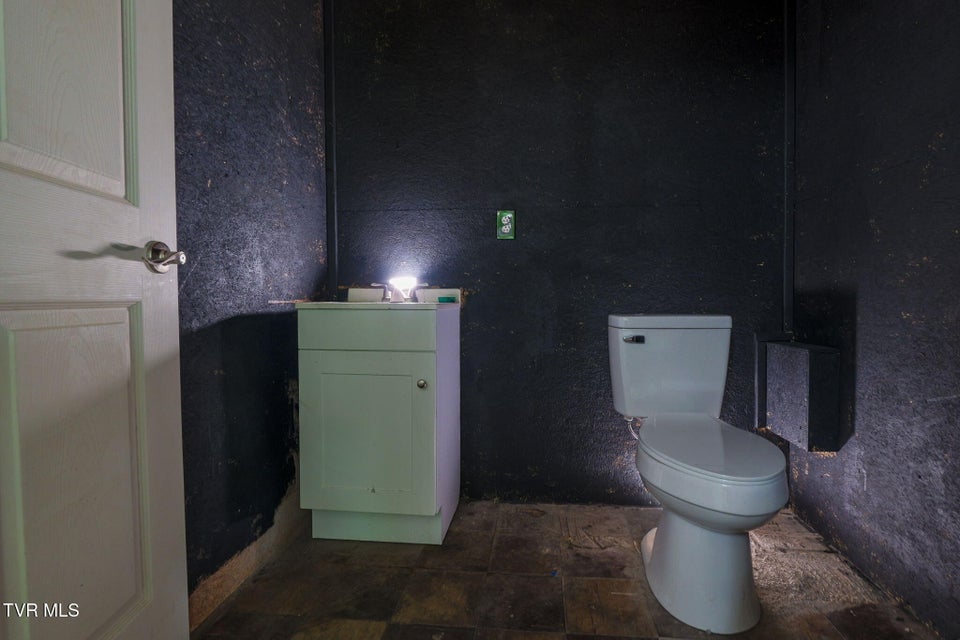 Photo #17: 16557 Broad Street