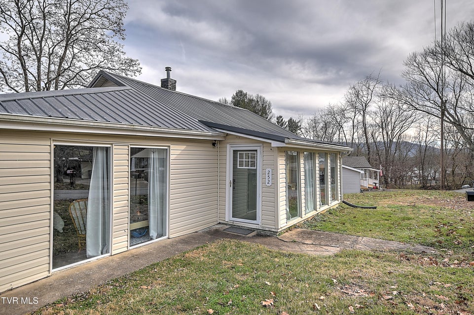 Photo #4: 252 Ashville Avenue