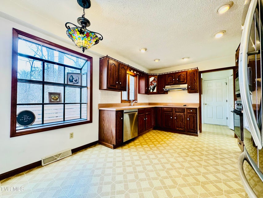 Photo #19: 5 Red Fern Circle