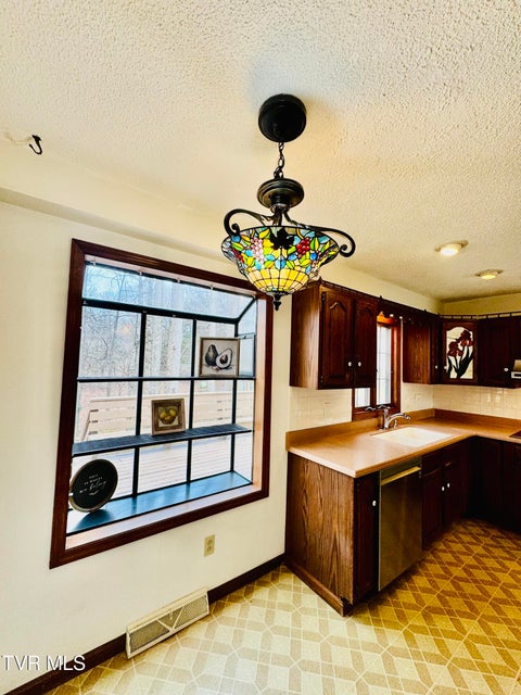 Photo #21: 5 Red Fern Circle