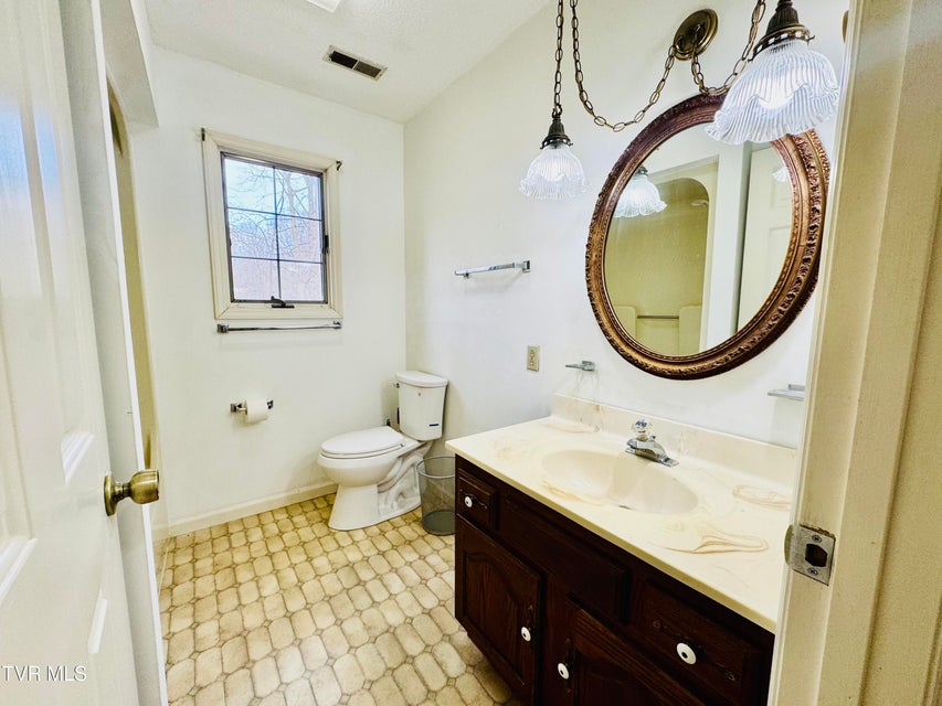 Photo #37: 5 Red Fern Circle