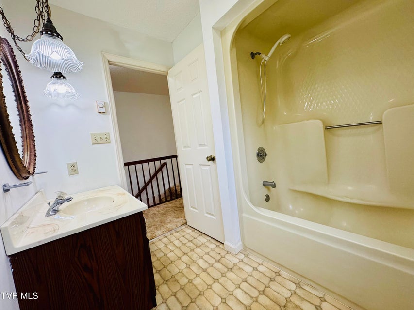 Photo #39: 5 Red Fern Circle