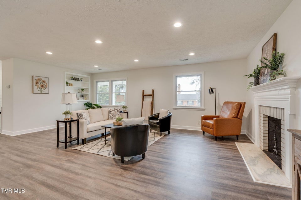 Photo #16: 404 Oakmont Drive