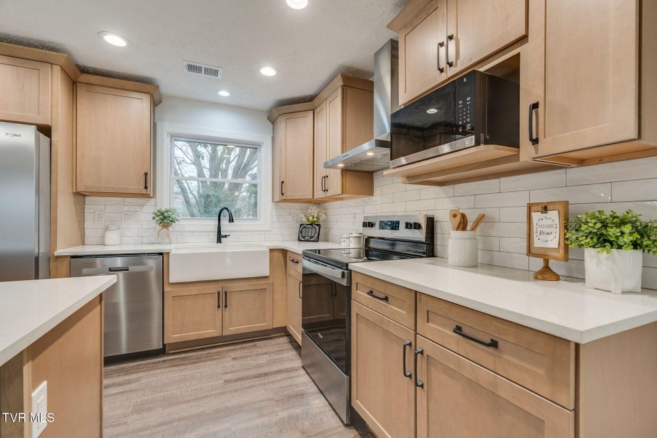 Photo #8: 404 Oakmont Drive