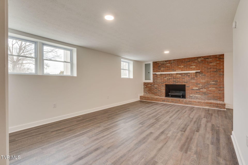 Photo #31: 404 Oakmont Drive