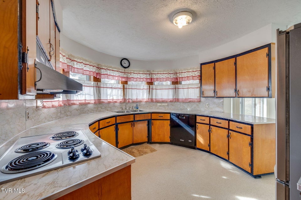 Photo #10: 1946 Buckingham Road