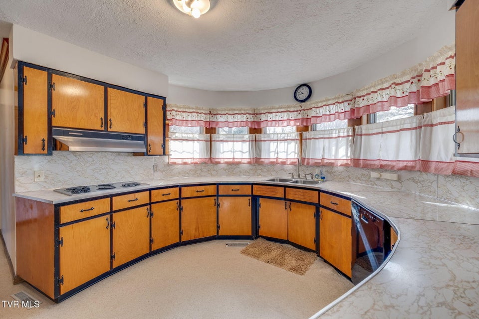 Photo #11: 1946 Buckingham Road