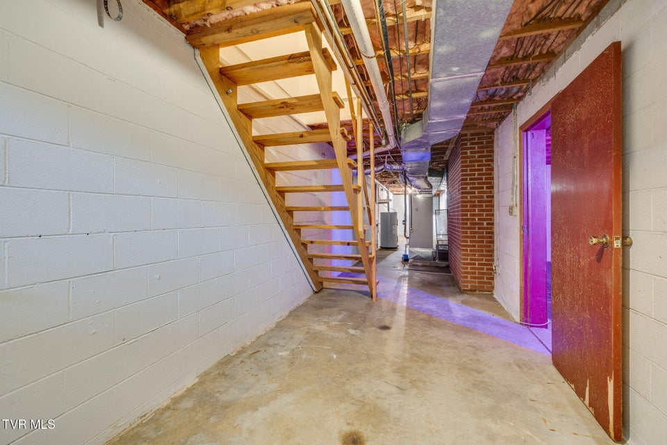 Photo #28: 1946 Buckingham Road